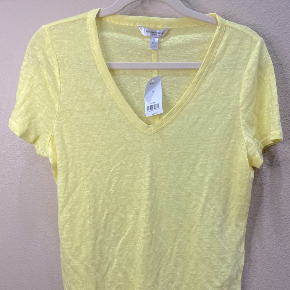 NWT Banana Republic linen v neck tshirt. Size M.